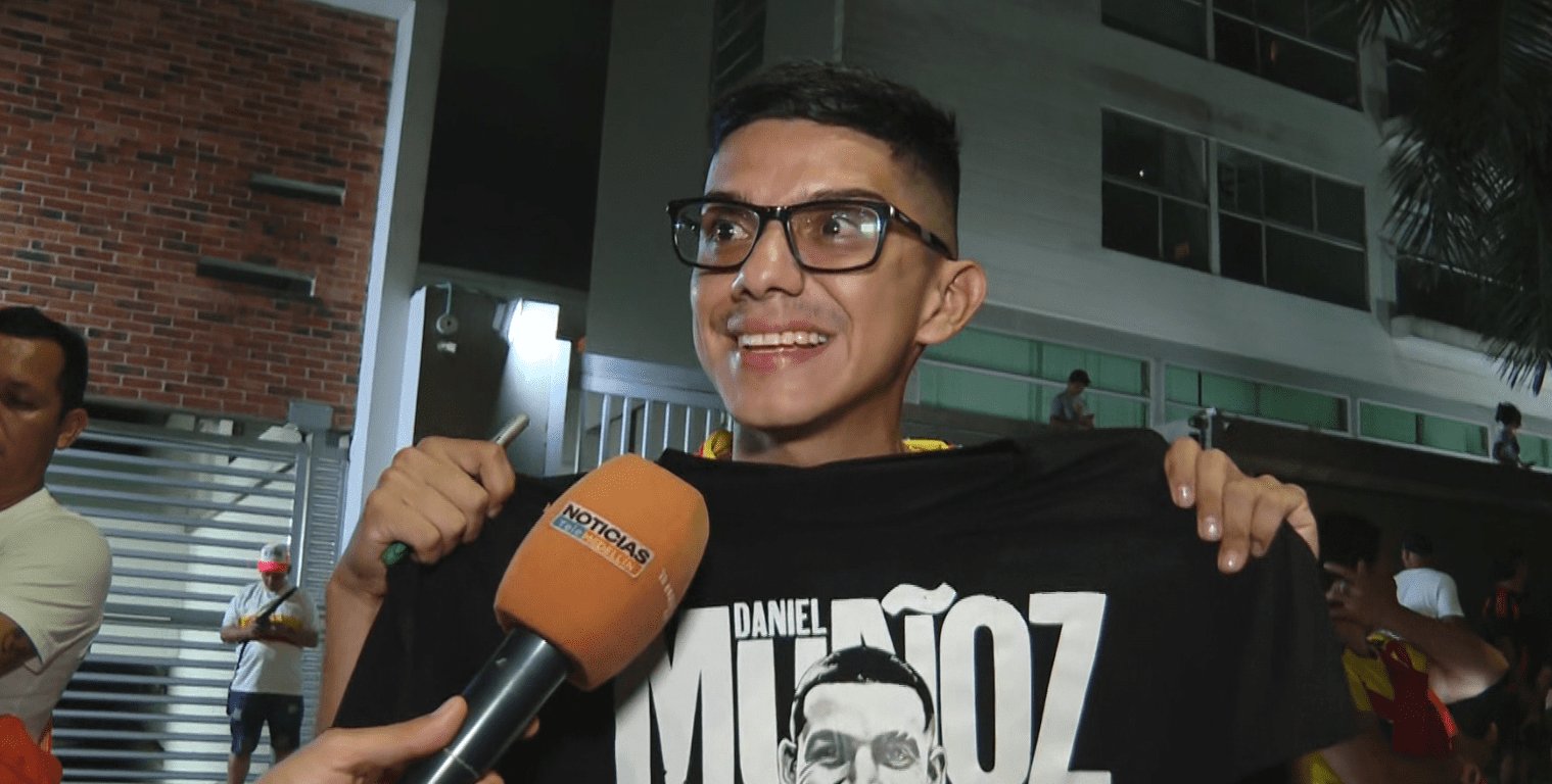 Hincha consiguió anhelado autógrafo de Daniel Muñoz en el banderazo Tricolor