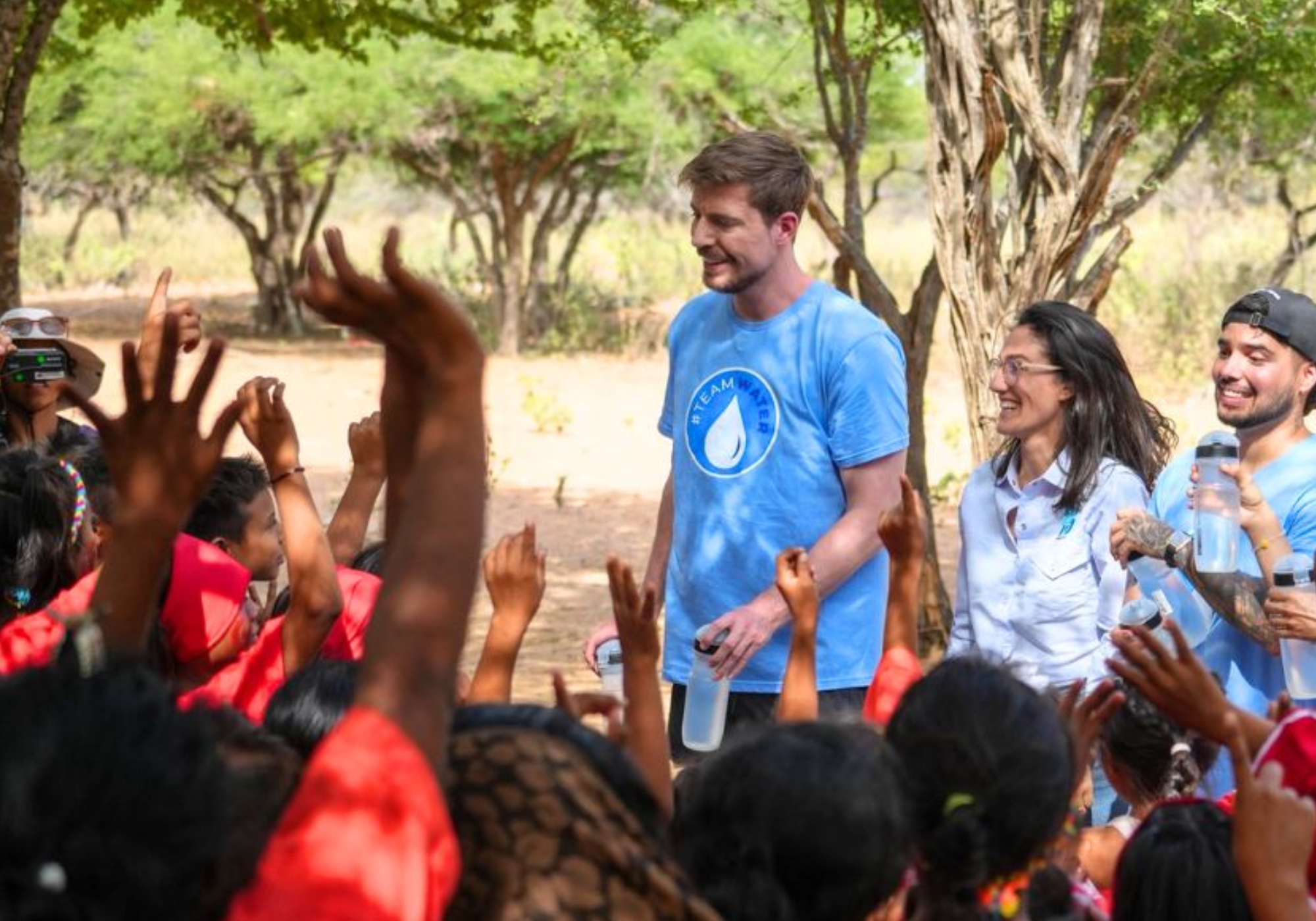 El youtuber MrBeast llegó a La Guajira y llevó agua potable a más de 1.000 personas con su campaña global Team Water.