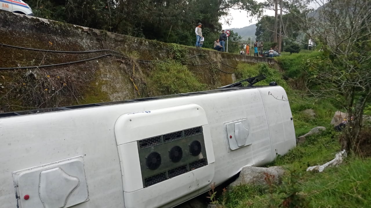¡Atención! Bus de la Policía cayó a un vacío cuando transitaba por el Alto de Matasanos
