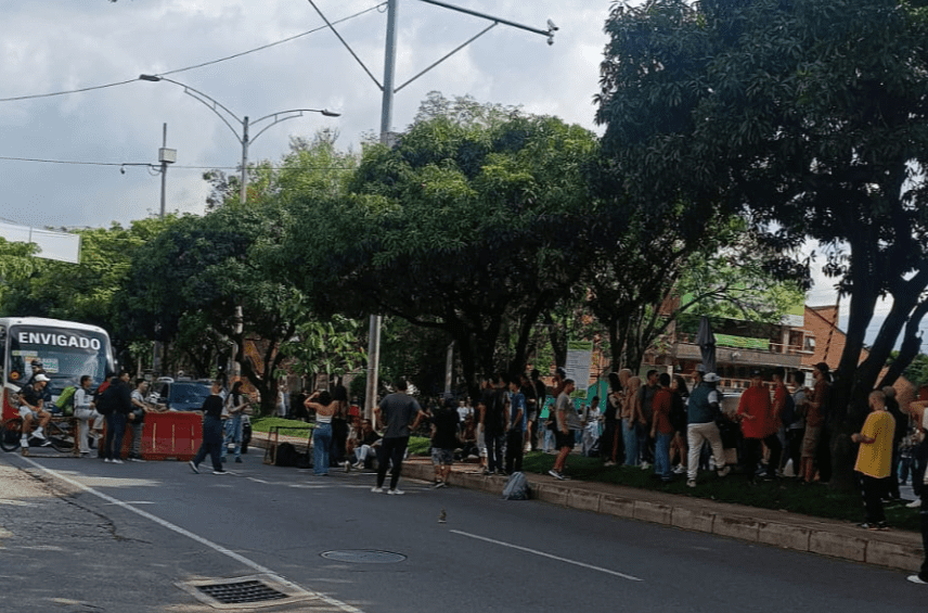 ¡Atención! Hay cierre en la avenida Las Vegas a la altura del Politécnico Jaime Isaza Cadavid