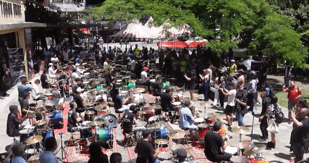 ¡Tremendo Show! 32 bateristas tocaron en simultáneo en Medellín