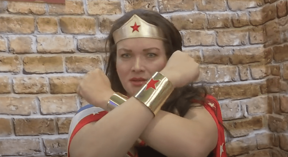 Sabía que existe una Lynda Carter paisa Conozca a la mujer detrás de la artista cosplay