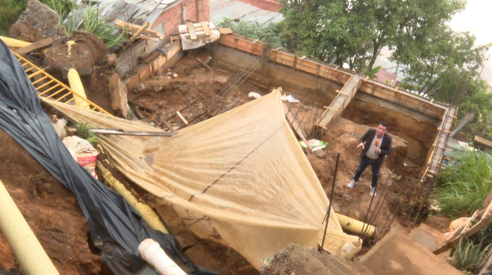 37 viviendas en riesgo de deslizamiento y dos más colapsaron en el sector de Las Golondrinas