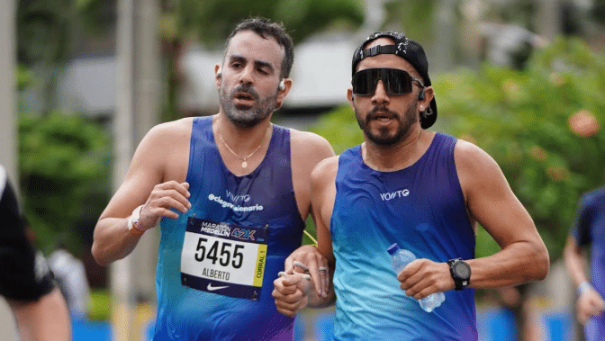 Alberto Carrillo se convirtió en el primer ciego en correr la Maratón Medellín, esta es su historia