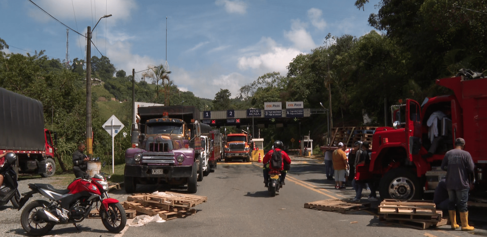 Camioneros mantienen el bloqueo en peaje de Amagá