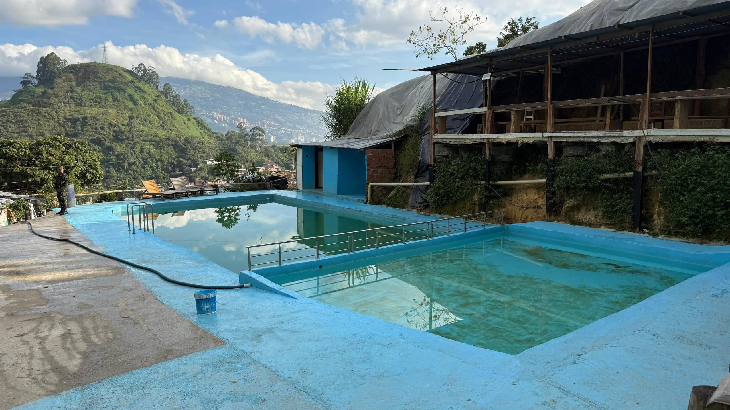 Demolieron un balneario ilegal que funcionaba como rumbeadero en el cerro de las Tres Cruces