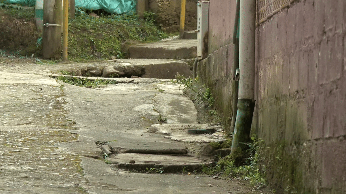 Denuncian obras inconclusas de pavimentación y alcantarillado en Caldas