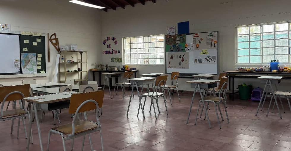 Estudiantes recibieron nuevo mobiliario para sus escuelas creado con material reciclado