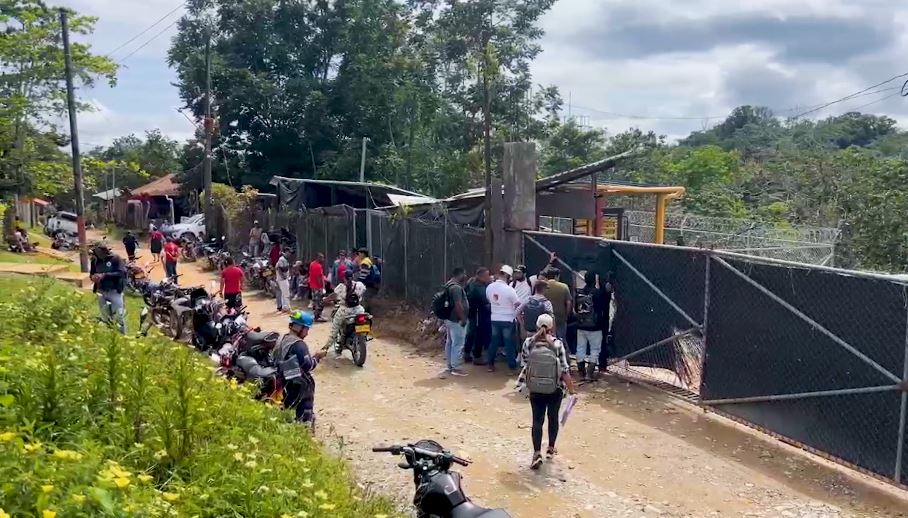 Familias de los mineros atrapados en Segovia expectantes de su rescate