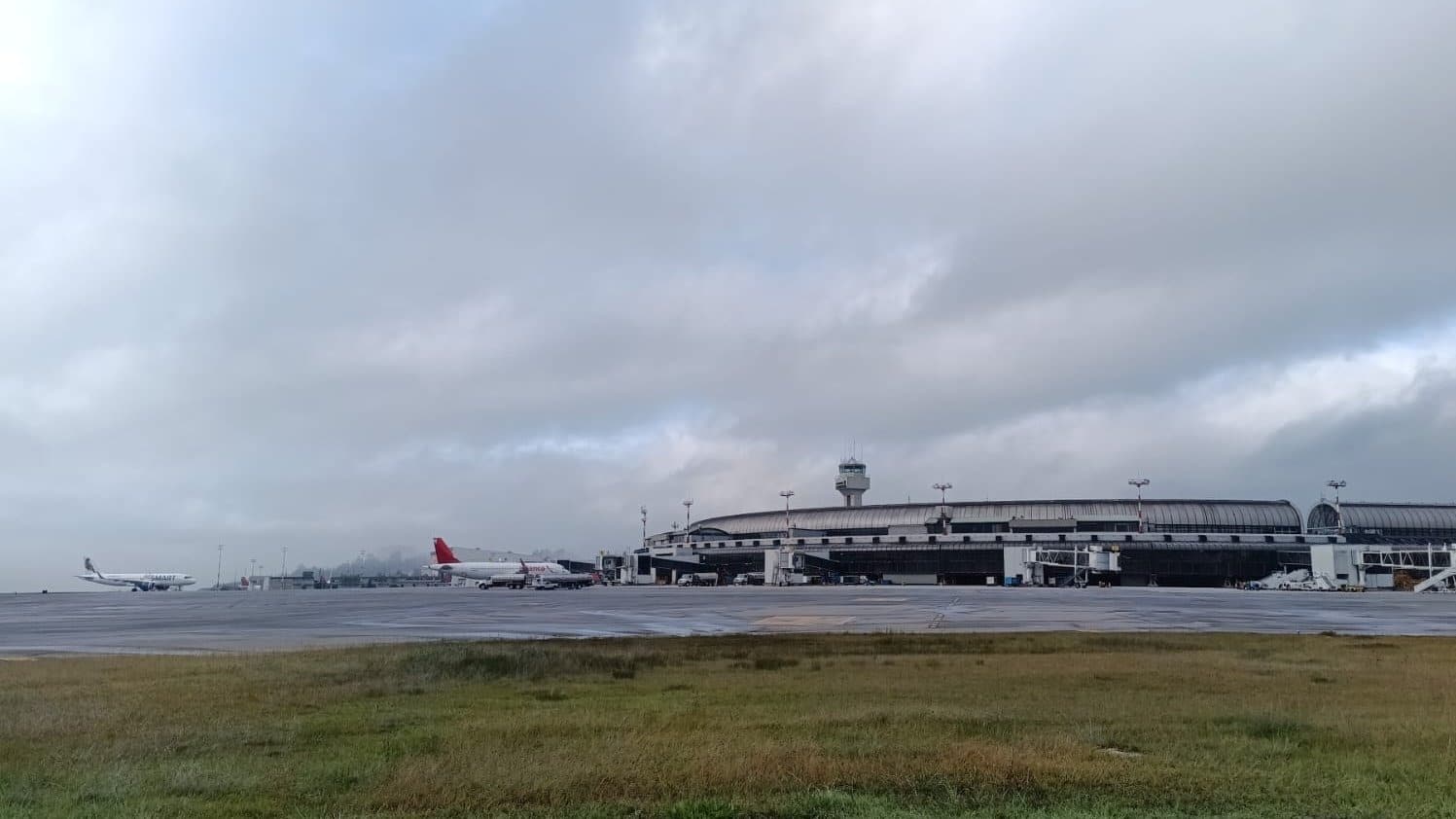 Persisten largas filas en puestos de Migración Colombia del aeropuerto José María Córdova