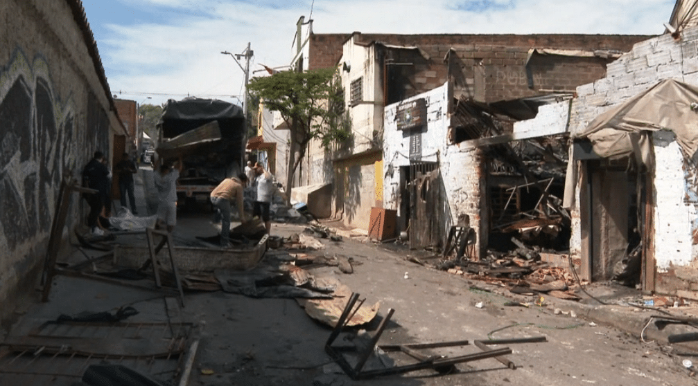 Tres caninos muertos dejó el incendio de una Chatarrería en el centro de Medellín
