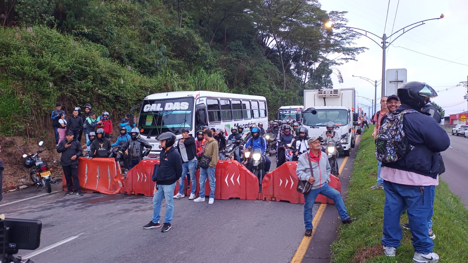 Variante y vía vieja de Caldas permanecen cerradas por protesta de transportadores