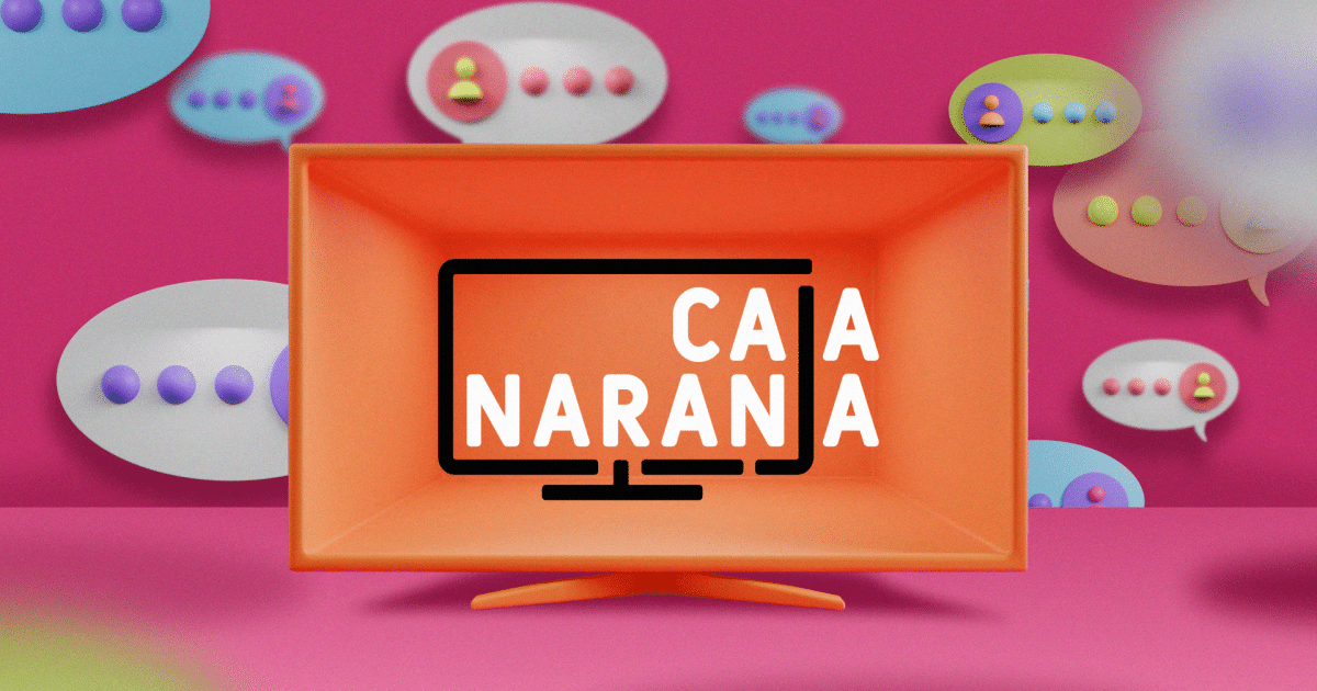 Banner con un televisor en medio con el logo de Caja Naranja y elipses simulando comentario en el fondo