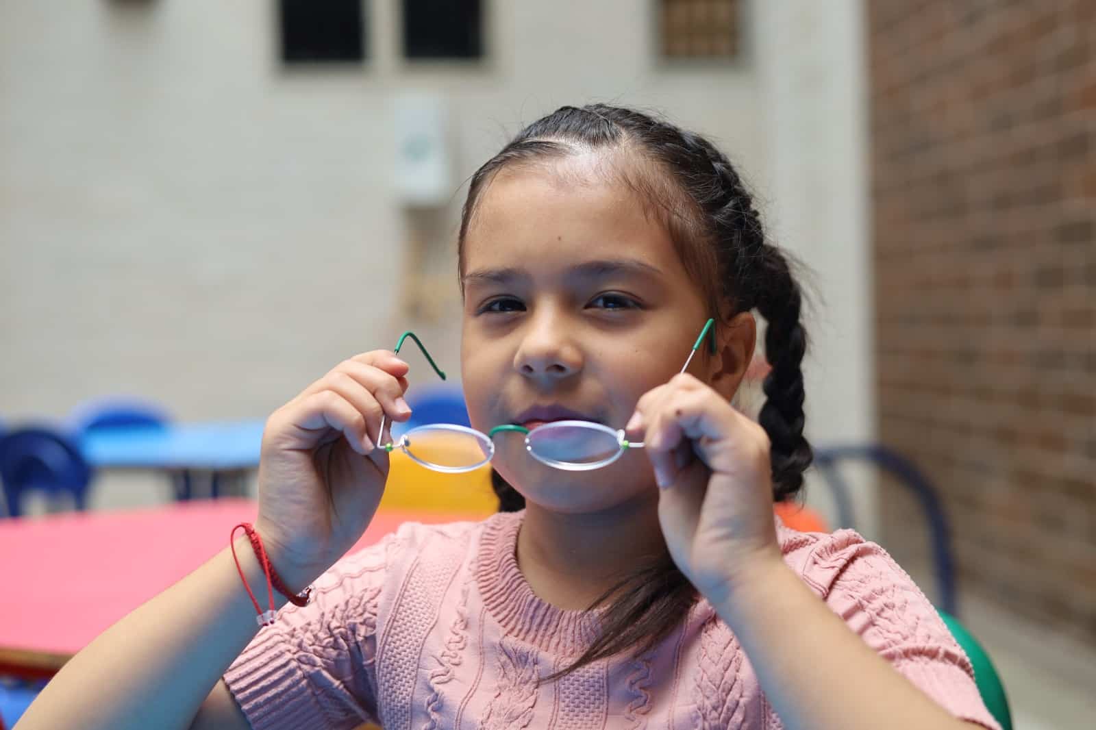 Alcaldía de Medellín entregó 200 gafas a niños vulnerables