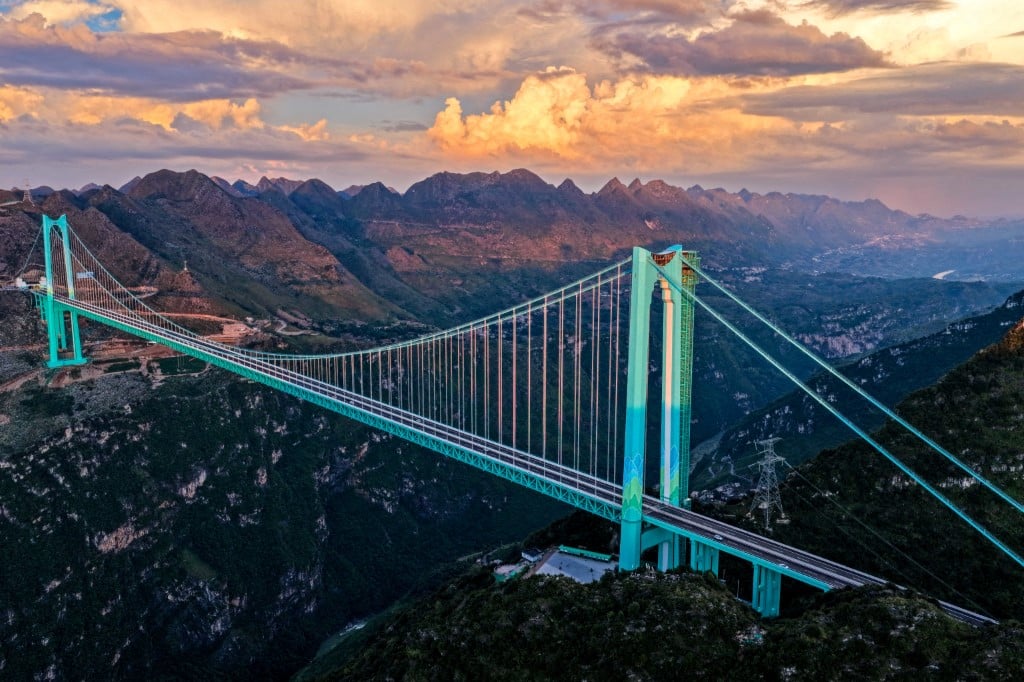 En China se inauguró el puente más alto del mundo: está a más de 600 metros sobre un río