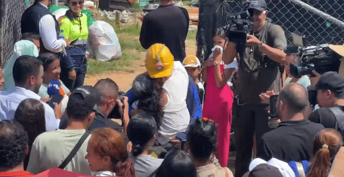 Así fue el emotivo reencuentro de mineros y sus familiares entre abrazos y lágrimas 