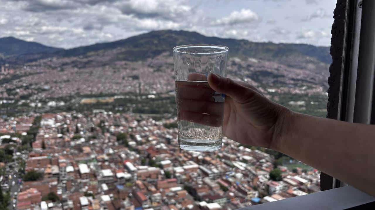 Agua potable llega a más de 1.000 hogares en barrios de las laderas de Medellín