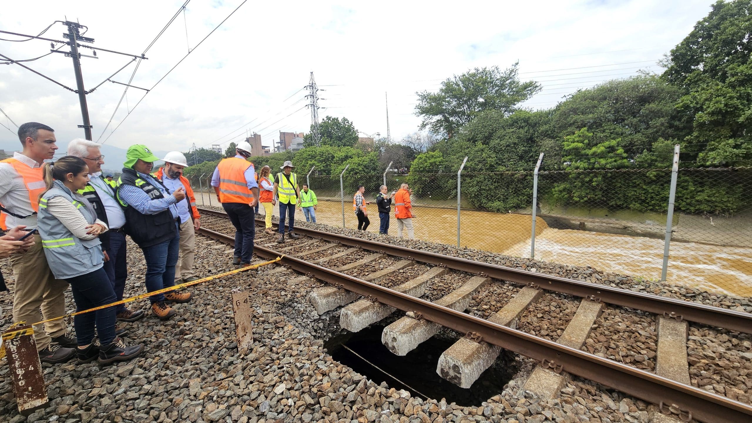 Al menos ocho días demorarán los trabajos para solucionar socavación en la vía férrea del metro