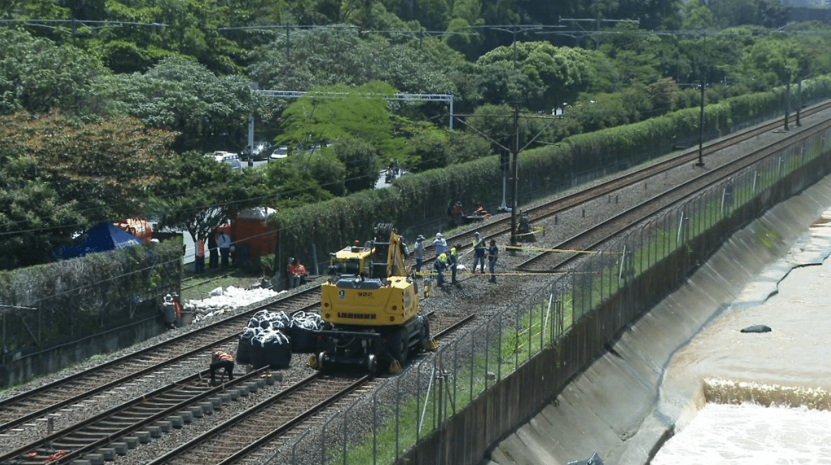 Alcalde de Medellín recorre obras del metro para superar contingencia en la línea A