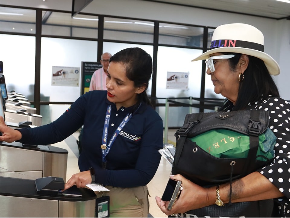 Ante demoras en Migración Colombia, 18 agentes reforzarán controles en el aeropuerto de Rionegro