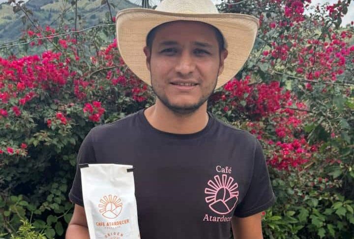 En el corazón del campo antioqueño, florece Café Atardecer, una marca que no solo deleita paladares con su exquisito café, sino que también representa la visión y el esfuerzo por el relevo generacional en el sector agrícola. 