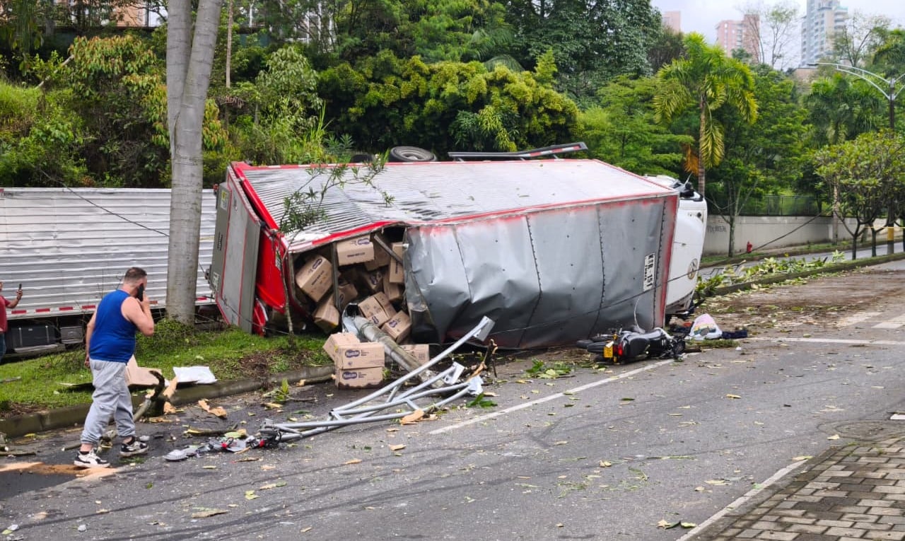 Camión perdió el control y embistió a un motociclista en la loma de Los Balsos