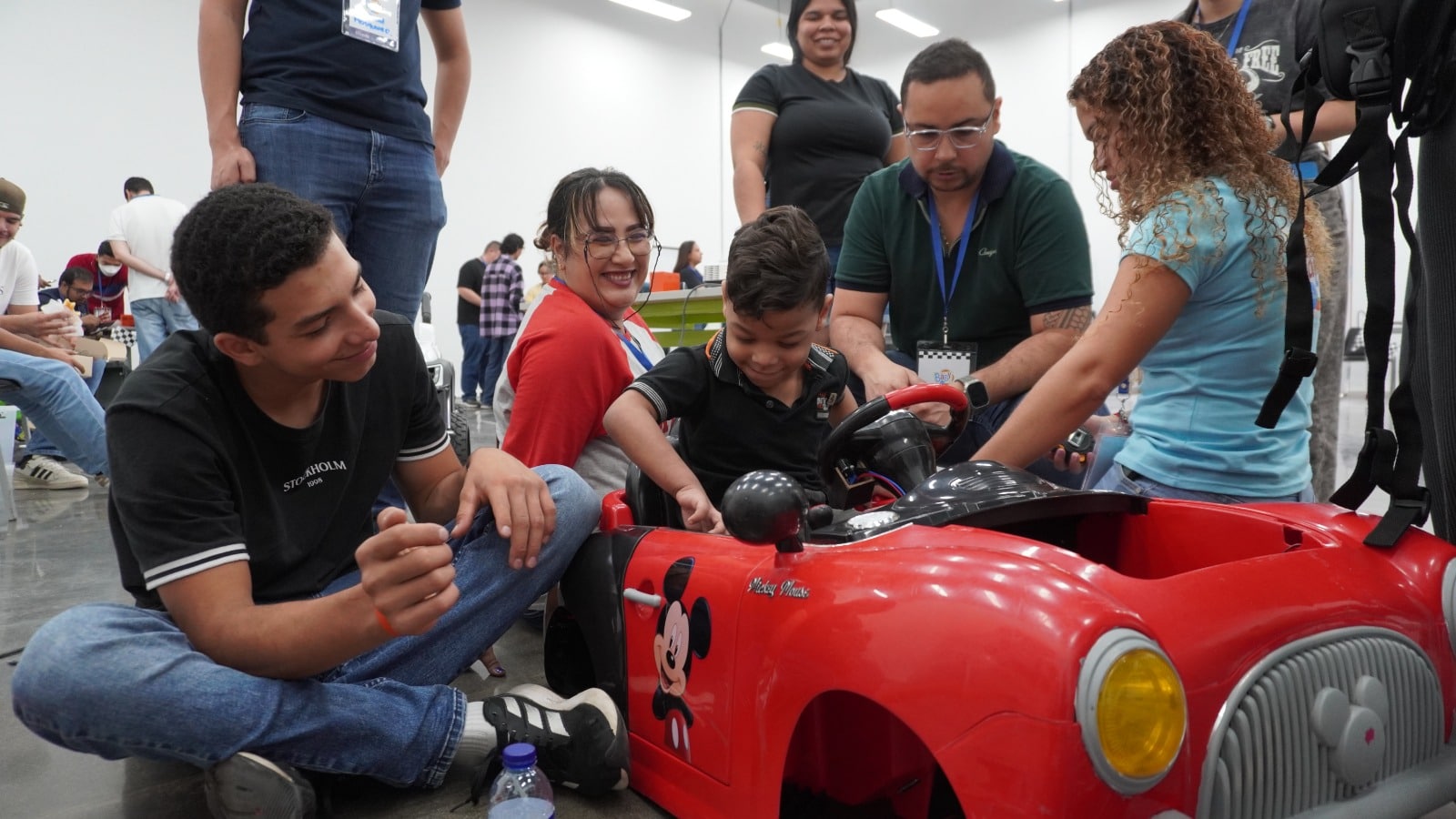 Crean carritos de juguete eléctricos accesibles para niños con discapacidad