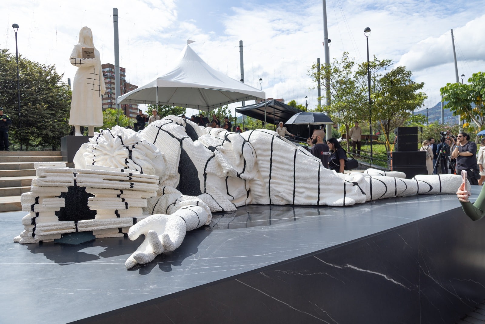 El artista detrás de la escultura que conmemora los 40 años de la toma del Palacio de Justicia