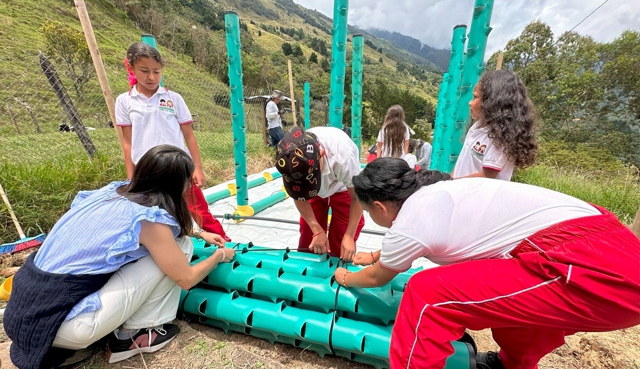 En zonas rurales de Medellín, jóvenes aprenden sobre cultivos modernos y sostenibles