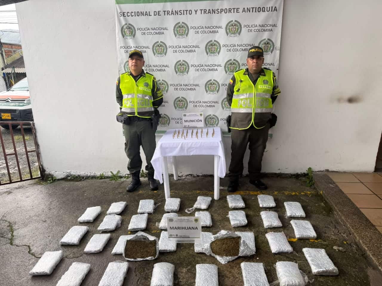 Incautan 16 kilos de marihuana y munición de asalto en la vía La Pintada - Medellín