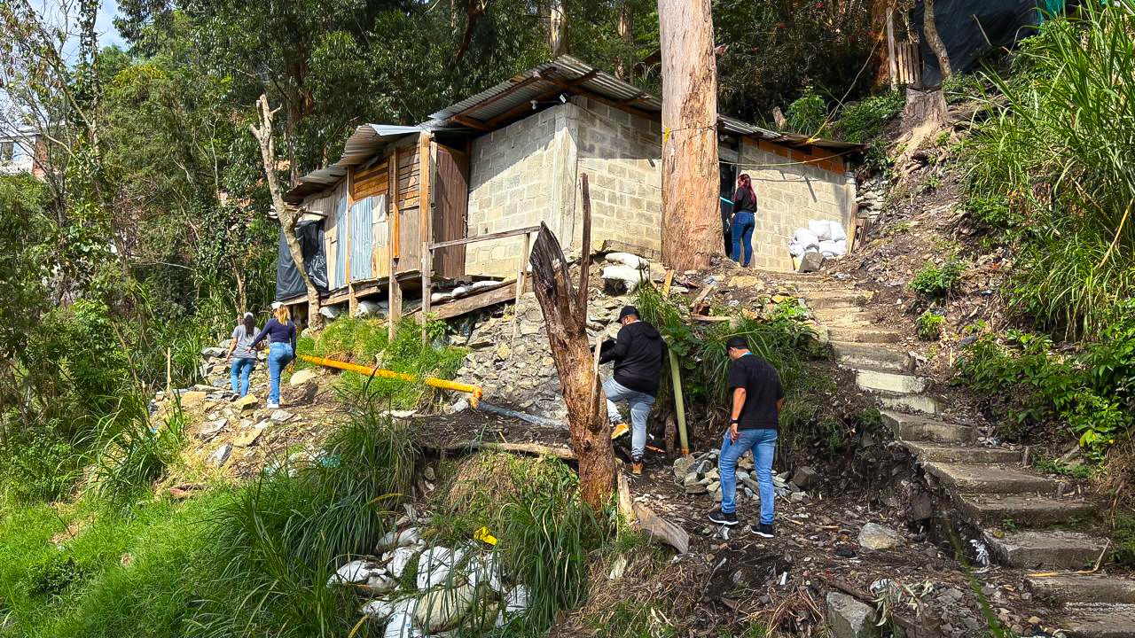 Realizan sensibilización a familias en riesgo en el Doce de Octubre frente a construcciones ilegales