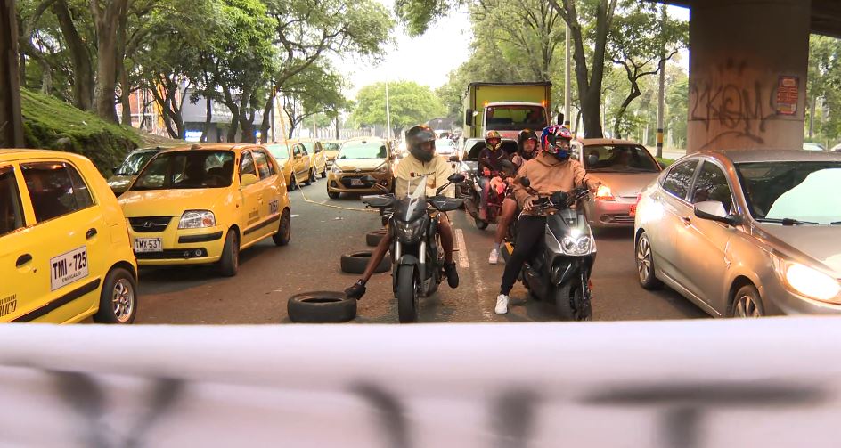 Se registran bloqueos intermitentes en la av. Regional por paro de taxistas