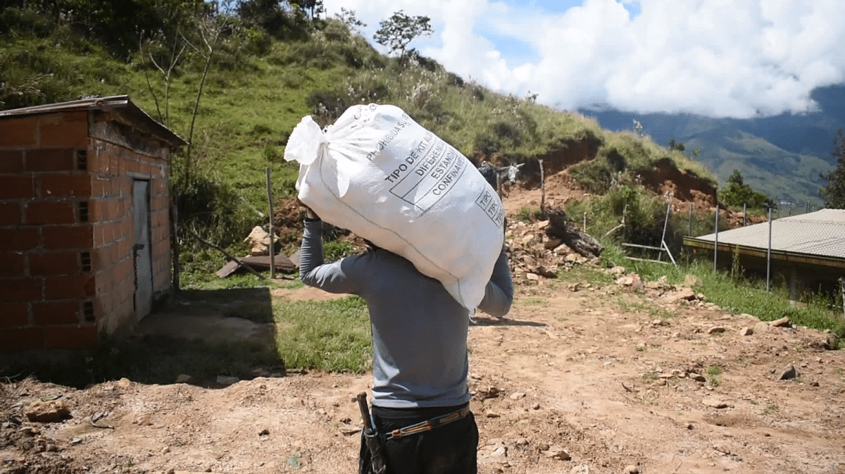 Entregan ayuda humanitaria a familias desplazadas de Briceño para su retorno