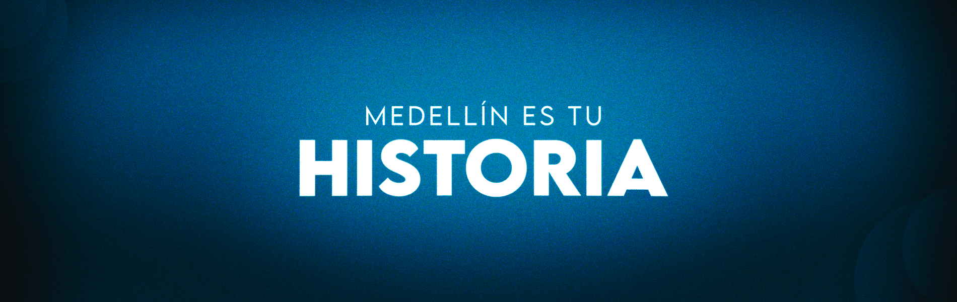 Banner con fondo azul claro y oscuro con el logo de Medellín es tu historia en el centro