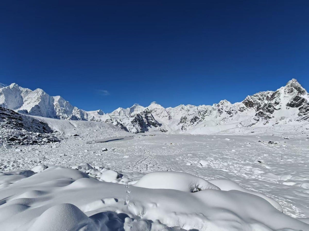 Rescatan en el monte Everest a cientos de excursionistas  tras intensas nevadas en China