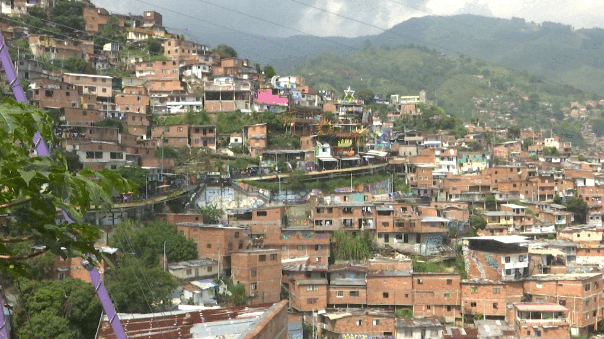 El antes y después de la comuna 13 con el graffitour