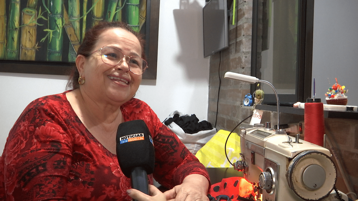 Conozca a doña Alba, la enfermera que diseña disfraces para niños hospitalizados