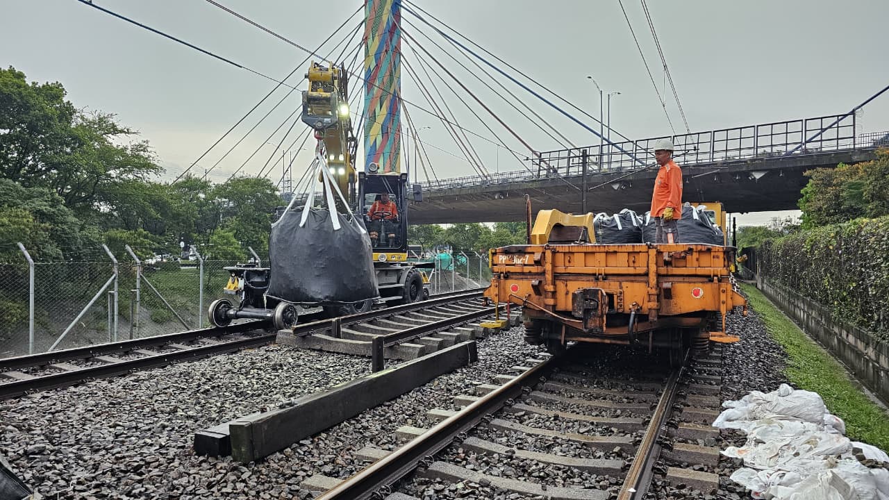 Así es el llenado de la socavación en la vía férrea del Metro de Medellín