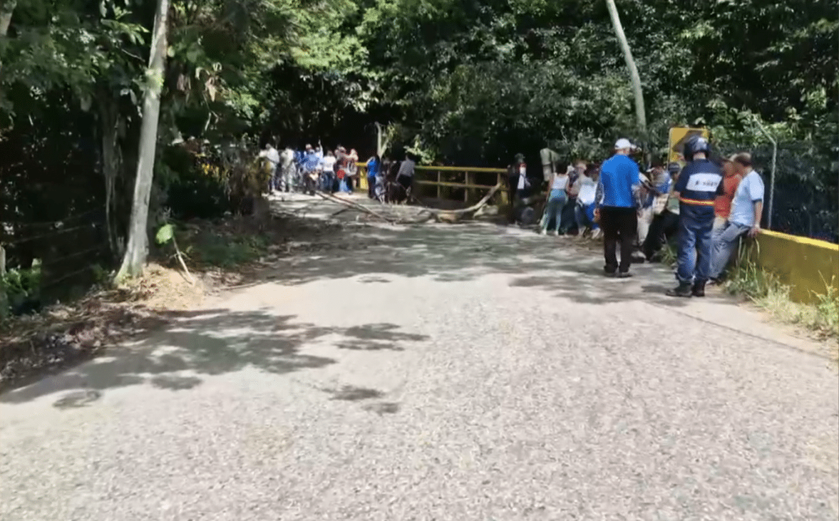 Cerrada la vía al Nordeste antioqueño por inconformismo de la comunidad