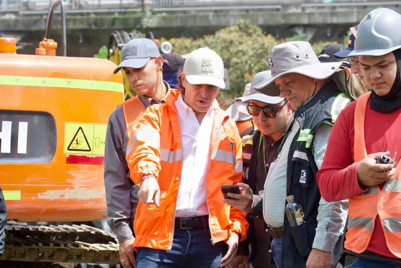 Alcalde de Medellín recorre obras del metro para superar contingencia en la línea A