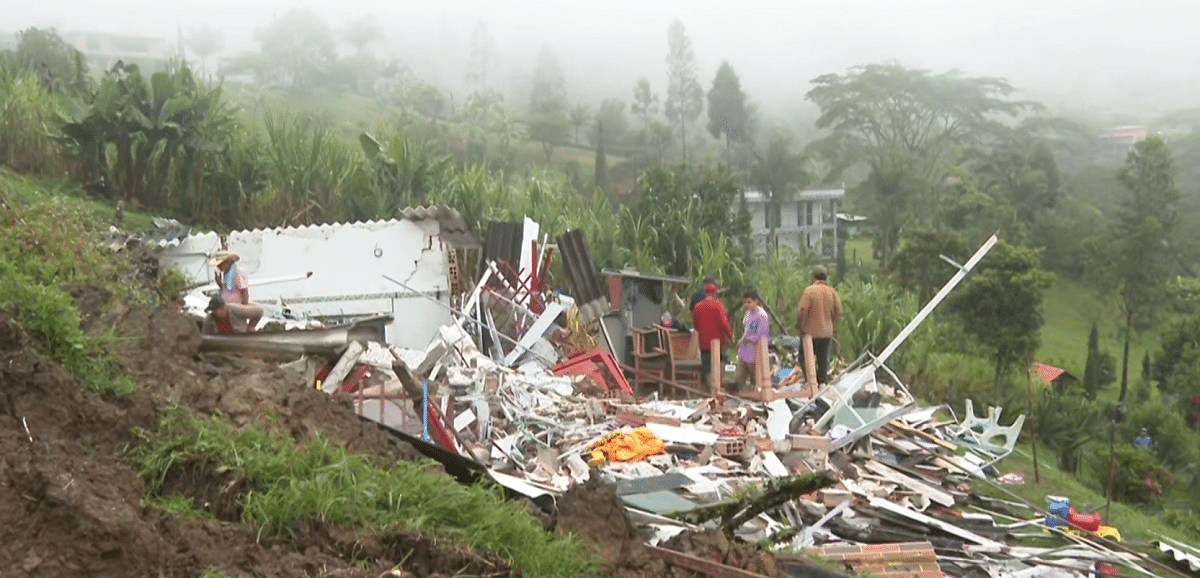 Así fue el derrumbe en Copacabana que dejó una niña muerta y una familia damnificada