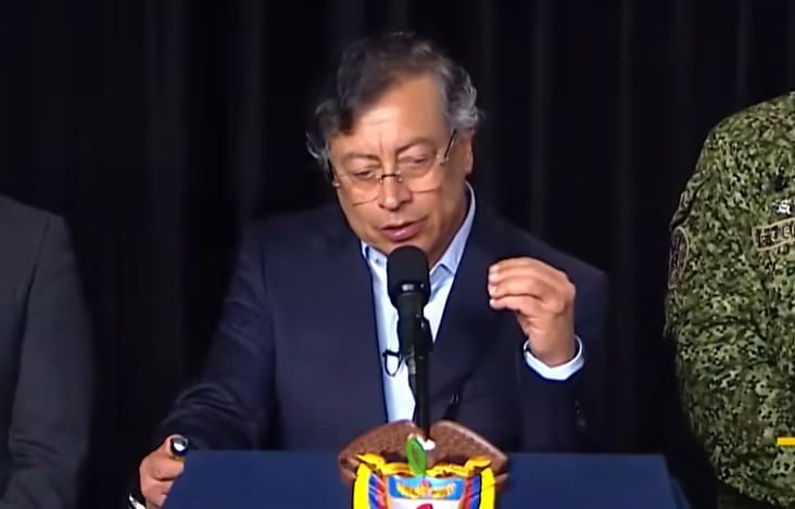Entre críticas por muerte de menores y pese a pedir perdón, Petro sostiene que su política de seguridad no cambiará