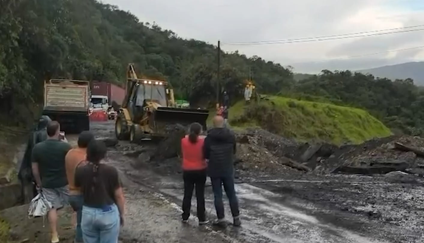 Habilitan paso a un carril en la vía Medellín - la Costa Atlántica, afectada por un atentado con explosivos 