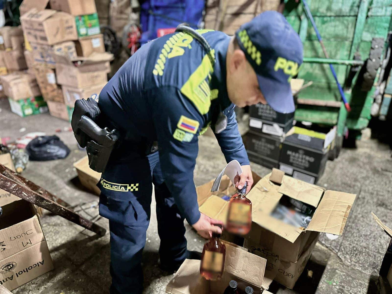Incautan más de 17 mil botellas con licor adulterado almacenadas en una bodega