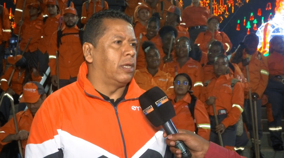 Los 'escobitas' están listos para mantener impecable el entorno de los alumbrados