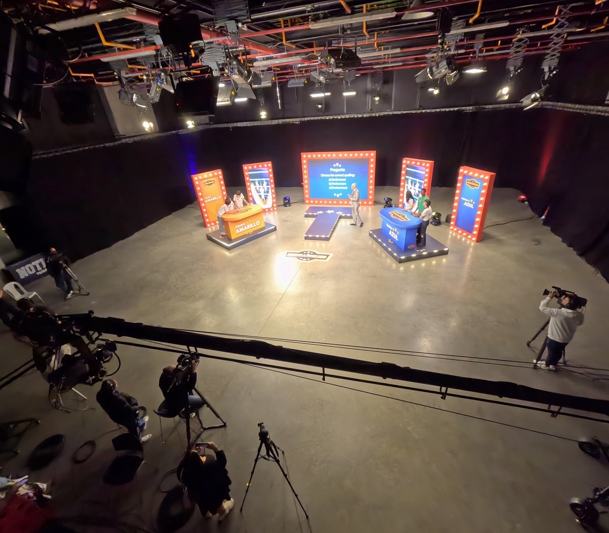 Aprender inglés ahora es más divertido: llega a Telemedellín el programa 'Medellínglish'