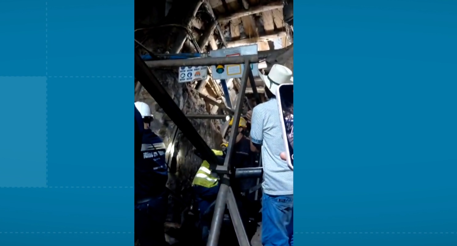 Rescatan a cinco mineros de un socavón en Angelópolis 