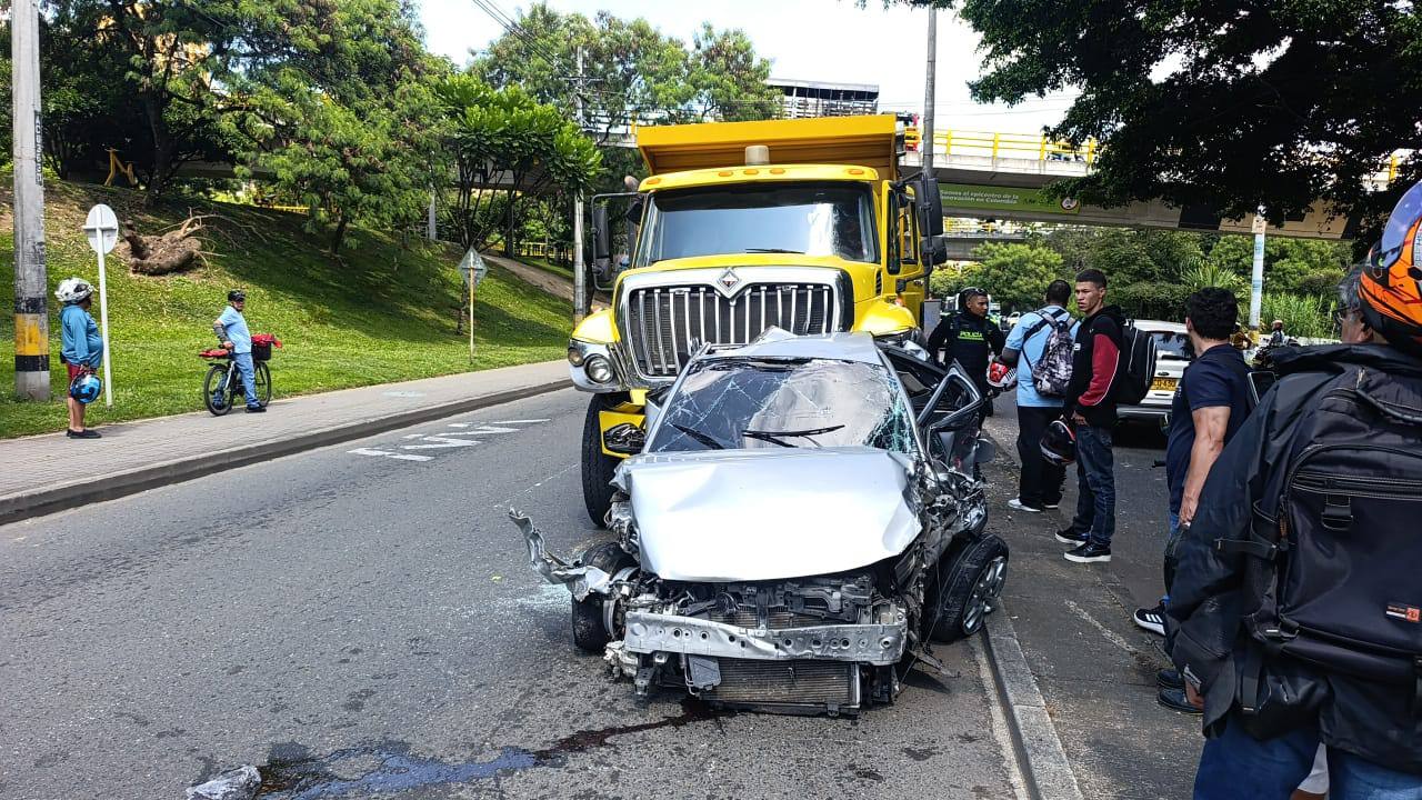 Aparatoso accidente en la avenida 80 por volqueta sin frenos deja varios heridos