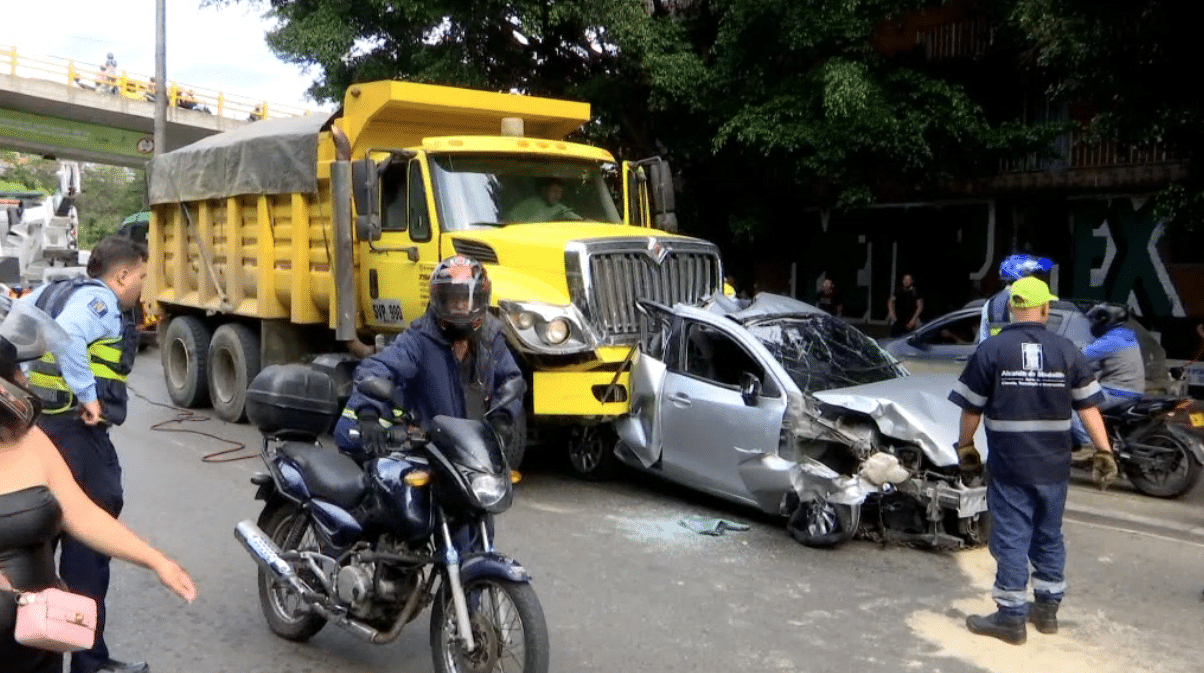 Así fue el accidente múltiple en Robledo por volqueta sin frenos que impactó 11 vehículos