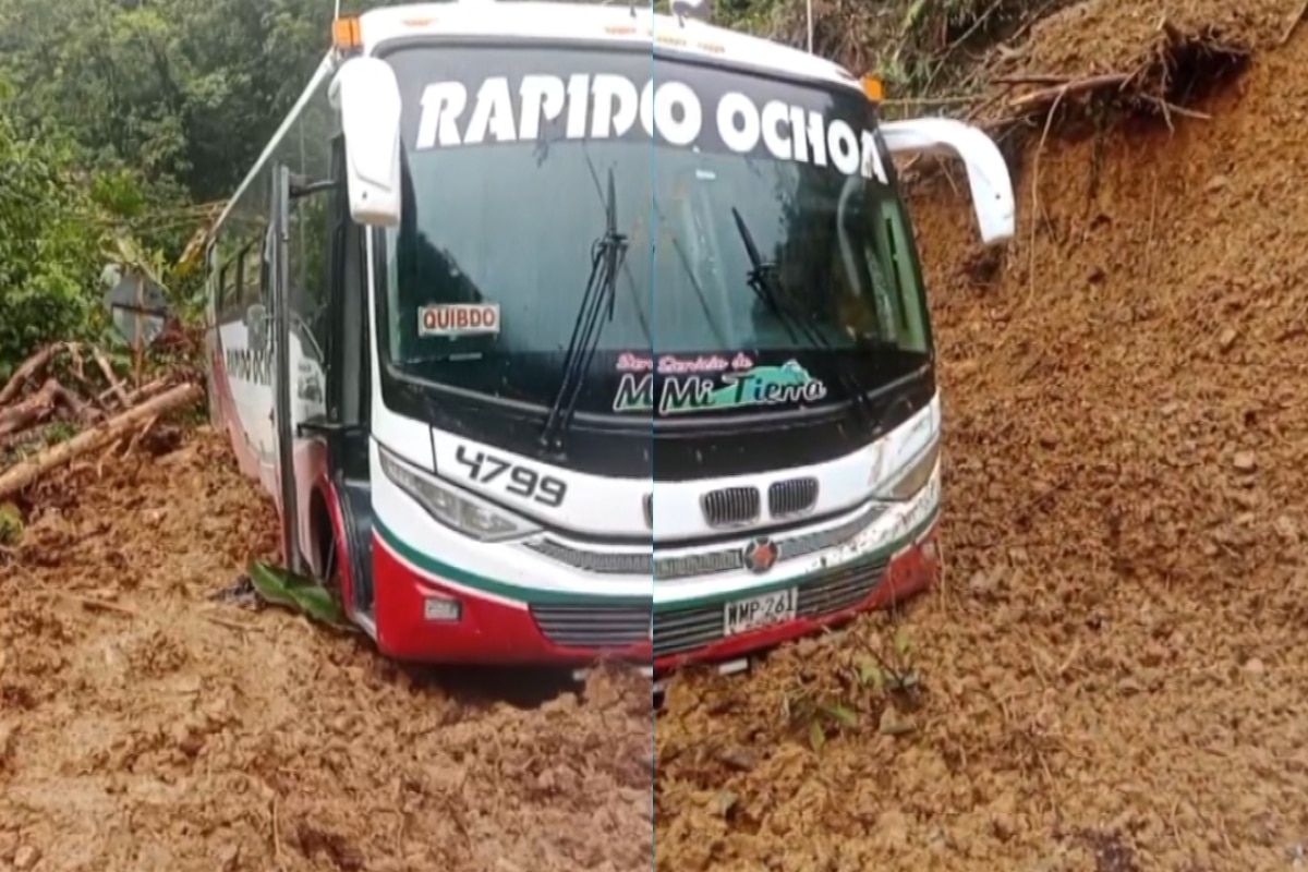 Bus quedó atrapado en un derrumbe en la vía Quibdó - Medellín